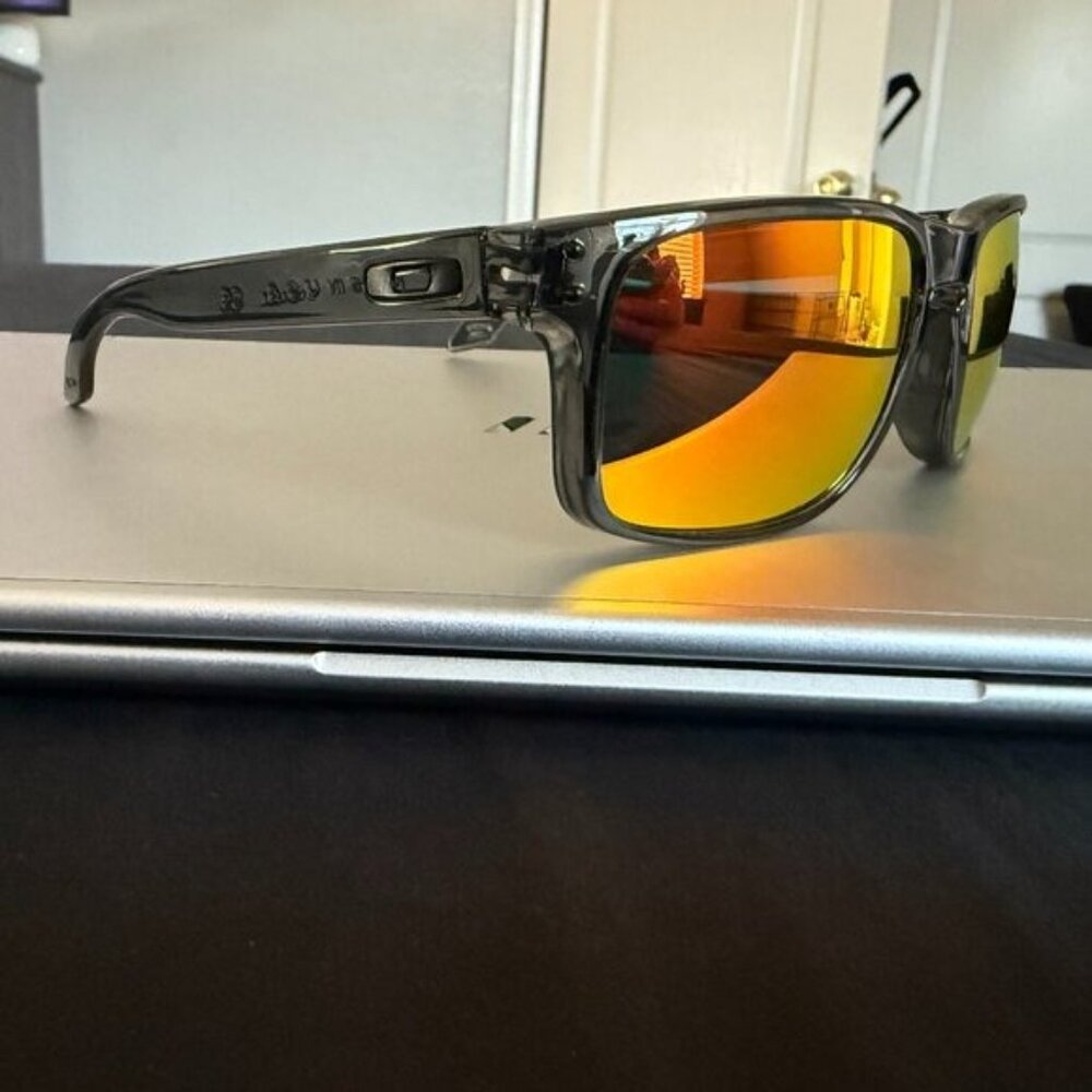 OO9102 Oakley Holbrook Smoke Gray Frame Prizm Polarized Red Reflective Lenses - Picture 3 of 7